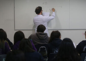 Denuncia por escasez de matrículas en colegios públicos: Mineduc dice que cifras serán entregadas en abril