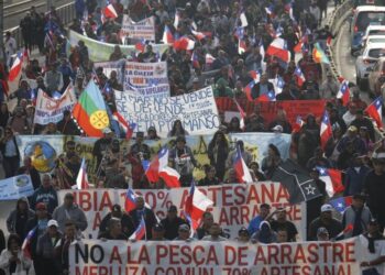 Con barricadas y enfrentamiento con Carabineros: Protesta de pescadores artesanales en Valparaíso