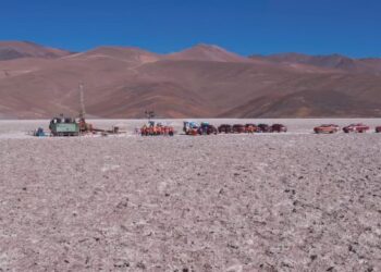 Producción industrial cayó en febrero, pero actividad comercial creció