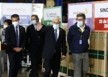 A cinco años de la pandemia, 84% aprueba gestión de Piñera y 41% desconfía de las vacunas