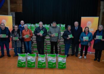 Entregan sacos de pellet a 40 adultos mayores de Osorno