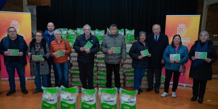 Entregan sacos de pellet a 40 adultos mayores de Osorno