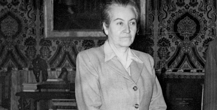 Movilh lanza campaña para erigir monumento a Gabriela Mistral en Plaza Italia