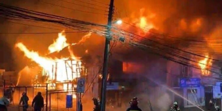Trágico incendio en Puerto Montt deja tres fallecidos y una persona en riesgo vital
