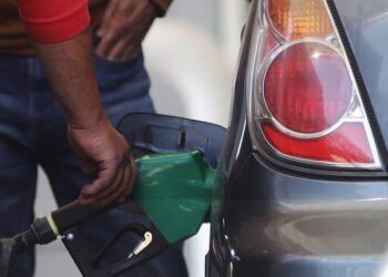 ¡Buenas noticias para el bolsillo! ENAP anuncia bajas de hasta -$9,9 en el precio de la bencina