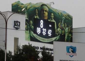 Dos hinchas fallecidos y partido cancelado: Así fue la noche de incidentes en Estadio Monumental