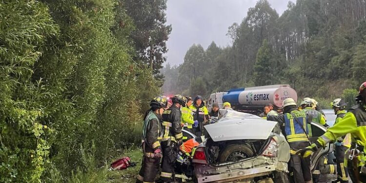 Fatal choque frontal entre automóvil y camión deja dos muertos en la en ruta Valdivia-Paillaco