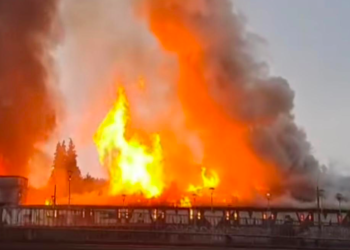 Incendio de gran magnitud afectó bodegas cerca de fuerte Reina Luisa en Osorno