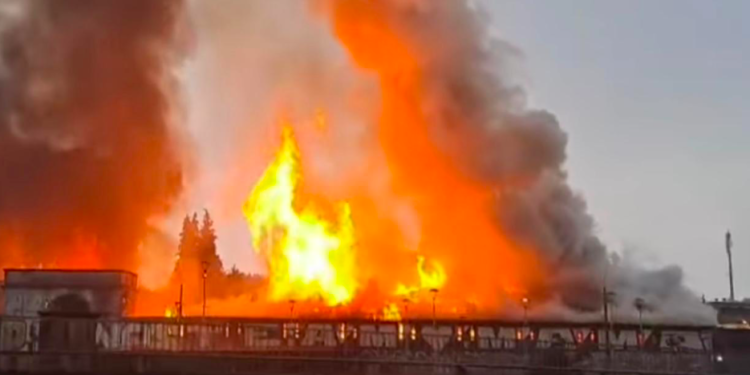 Incendio de gran magnitud afectó bodegas cerca de fuerte Reina Luisa en Osorno