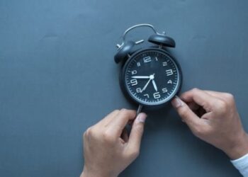 Hoy comienza el horario de invierno 2025: ¿se adelantan o atrasan los relojes?