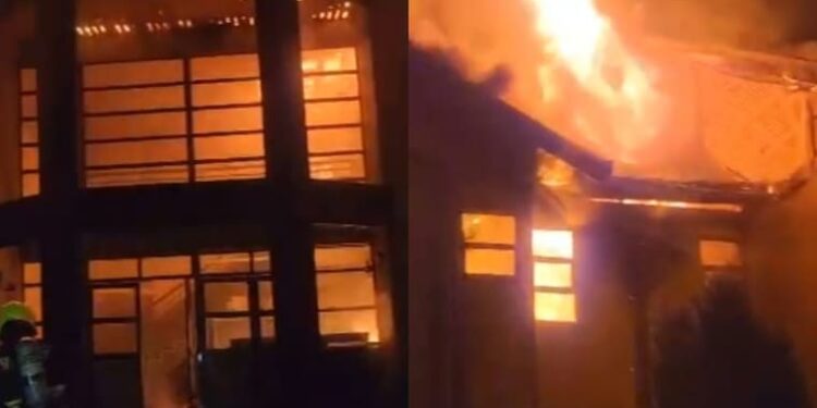 Voraz incendio destruye Liceo Hornopirén de Hualaihué: Bombero resultó herido
