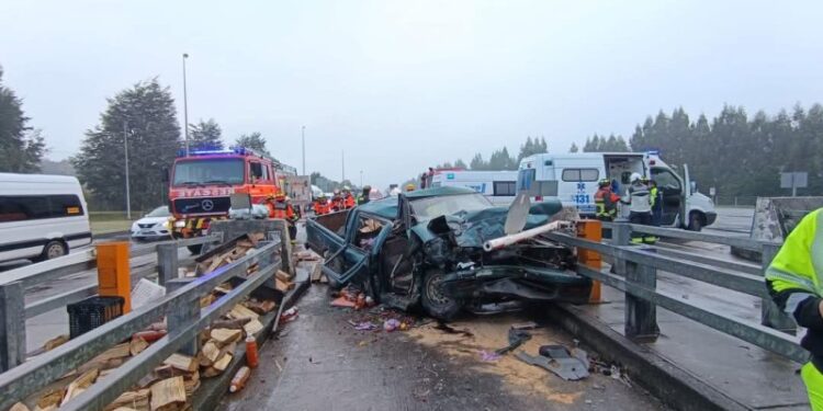 Purranque: Camioneta cargada con leña impactó violentamente contra peaje en ruta 5 sur