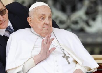 Semana Santa: Papa aparece sin asistencia de oxígeno y saludando a los fieles en plaza San Pedro
