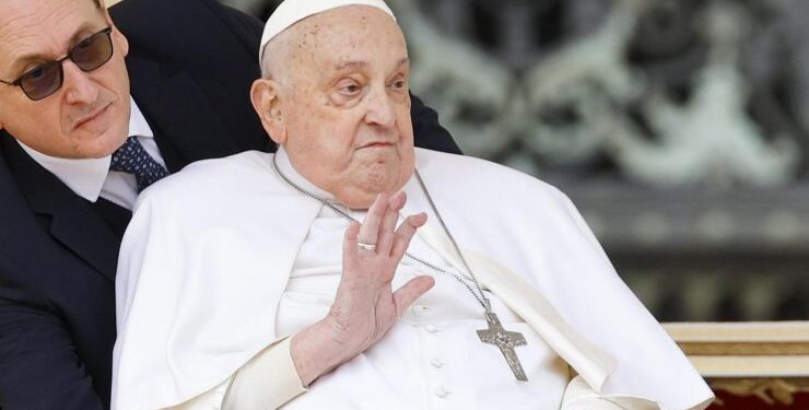 Semana Santa: Papa aparece sin asistencia de oxígeno y saludando a los fieles en plaza San Pedro