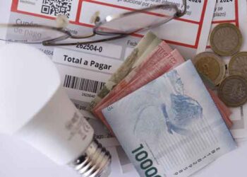 Cuentas de la luz volverán a subir en el segundo semestre: Se estima alza de más de 7% por alto dólar