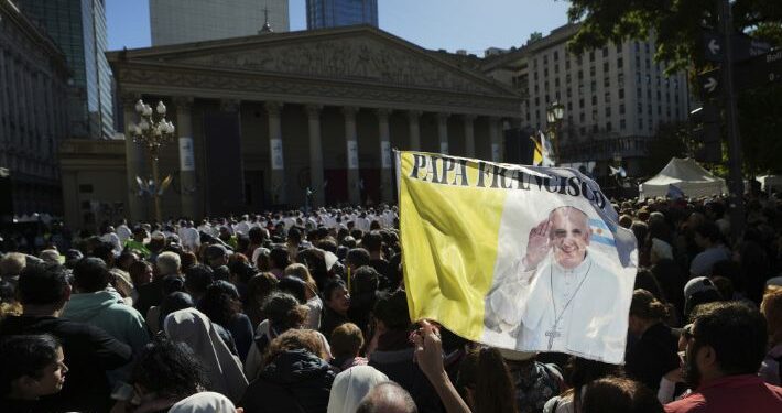 Argentina despide al papa Francisco con emotiva misa y ante miles de personas