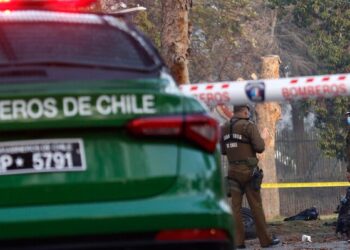 Bus desbarranca tras colisión con auto en Ruta 5 Sur: Siniestro deja un fallecido y varios heridos