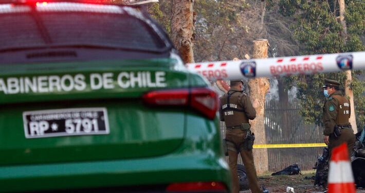 Bus desbarranca tras colisión con auto en Ruta 5 Sur: Siniestro deja un fallecido y varios heridos