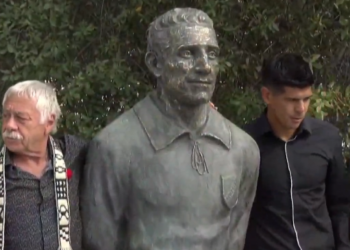Colo Colo inauguró la estatua de David Arellano en el Estadio Monumental