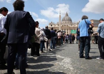 El papa Francisco ya recibe el adiós de los fieles en la basílica de San Pedro