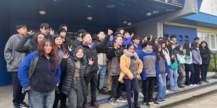 Estudiantes destacados del Liceo Bicentenario Eleuterio Ramírez inician gira de estudios a Pucón