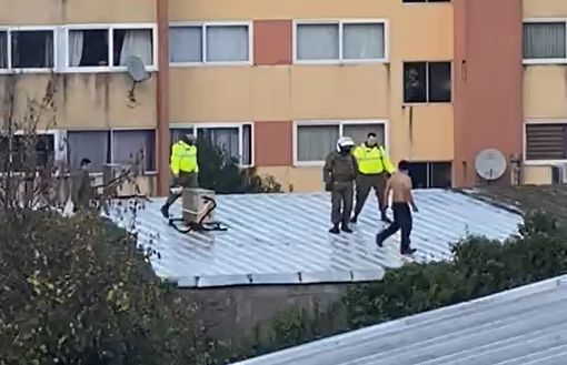 Sujeto semidesnudo escala techo del Diario Austral de Osorno y es detenido por Carabineros