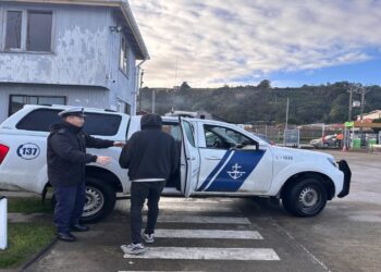 Barcaza se hunde frente a Queilen en Chiloé: nueve tripulantes rescatados ilesos