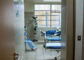 Nuevo informe revela que 250 médicos usaron licencias médicas para asistir partos en clínicas privadas