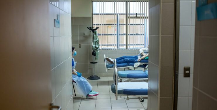 Nuevo informe revela que 250 médicos usaron licencias médicas para asistir partos en clínicas privadas