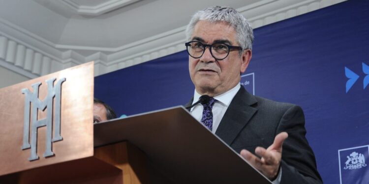 Ministro Mario Marcel descarta conflicto de interés tras revelar relación con Carolina Tohá