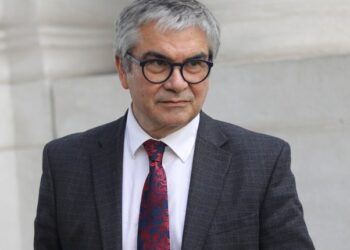 Gobierno da ultimátum de 72 horas por funcionarios públicos que viajaron con licencia médica