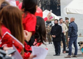 Presidente Boric sale de La Moneda para hablar con matronas que se manifestaban