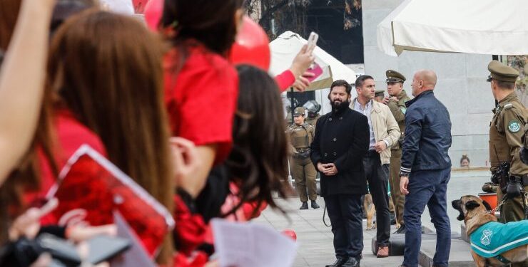 Presidente Boric sale de La Moneda para hablar con matronas que se manifestaban