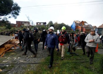 Presidente Gabriel Boric arriba a Puerto Varas y visita a familias afectadas por tornado