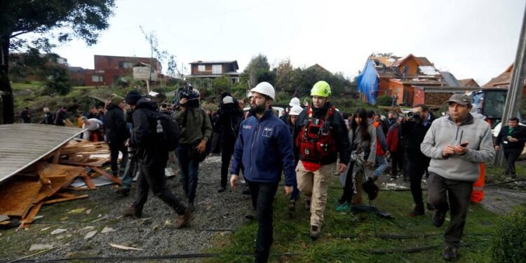 Presidente Gabriel Boric arriba a Puerto Varas y visita a familias afectadas por tornado