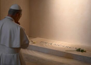 León XIV visitó la tumba de Francisco y prometió seguir su legado como “humilde siervo de Dios”