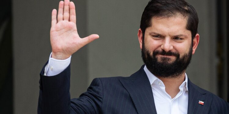 Cadem: Desaprobación a gestión de Presidente Boric sube al 70%