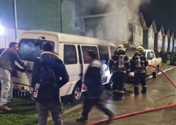 Furgón se incendió este lunes en sector Mirasur de Osorno: no hubo lesionados