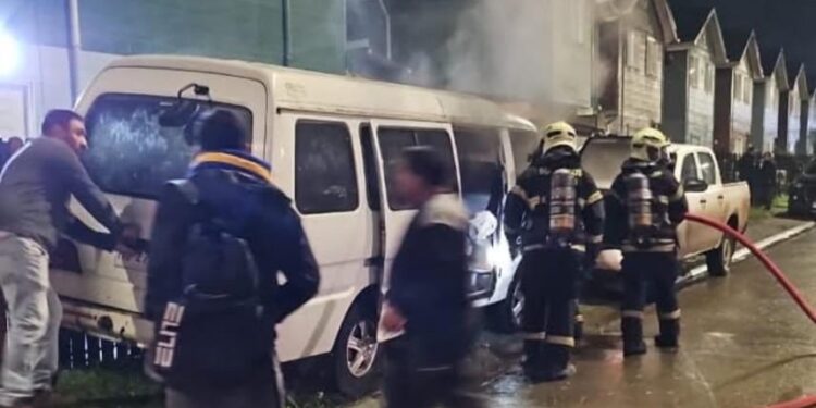 Furgón se incendió este lunes en sector Mirasur de Osorno: no hubo lesionados