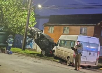 Osorno: Taxi colectivo quedó sobre poste del tendido eléctrico tras colisionar con furgón