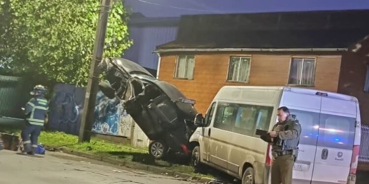 Osorno: Taxi colectivo quedó sobre poste del tendido eléctrico tras colisionar con furgón