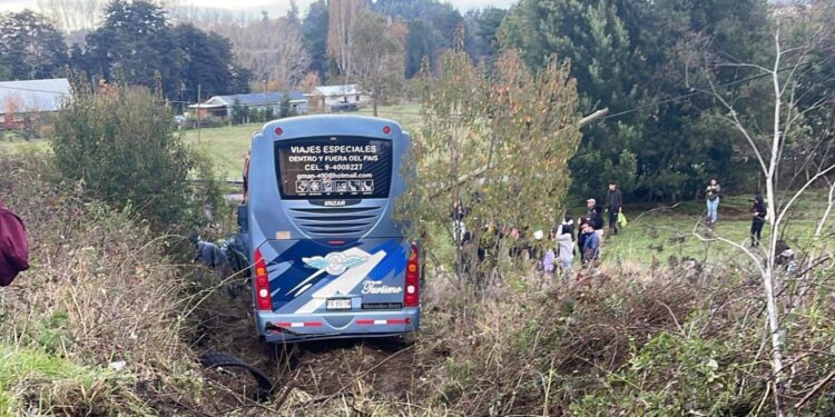 Choque entre bus y camión en Ruta 5 Sur deja a más de 30 pasajeros lesionados en La Unión