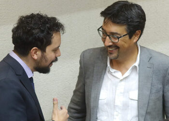 Frente Amplio busca prohibir el voto de extranjeros frenando avance de proyecto