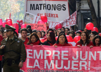 Matronas en alerta por modificación de decreto del Minsal que reduce campo laboral