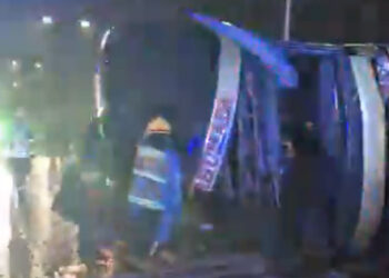 Bus con 44 pasajeros se vuelca en la Ruta 5 Sur: Al menos dos muertos