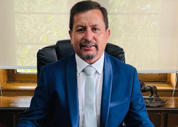 Partido Republicano suspende militancia de alcalde de Macul por viaje a Perú con licencia médica