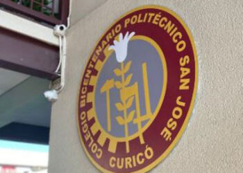 Alumno de 14 años ingresa con arma a colegio de Curicó y amenazan a profesor en sala de clases