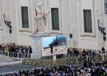 Fumata negra: No se ha elegido papa tras la tercera votación