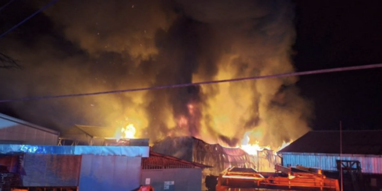 Incendio afectó a bodegas de la empresa Fósforos Copihue: Se desconoce origen del siniestro