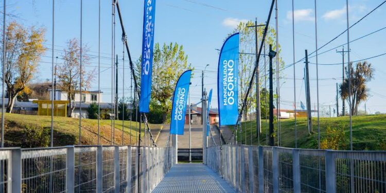 Osorno: Entregan a uso pasarela colgante que conecta a vecinos de Villa Los Notros